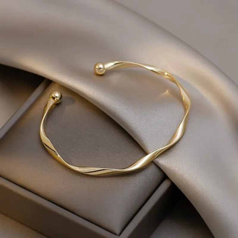 Elegant Gold Twist Wave Hinged Bangle